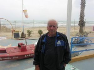 GIULIANOVA - VIETATO PULIRE LA SPIAGGIA LIBERA AI TITOLARI DI CONCESSIONE